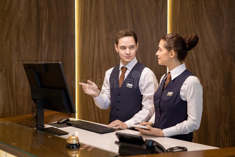 How to Migrate to Canada and Work As a Receptionist